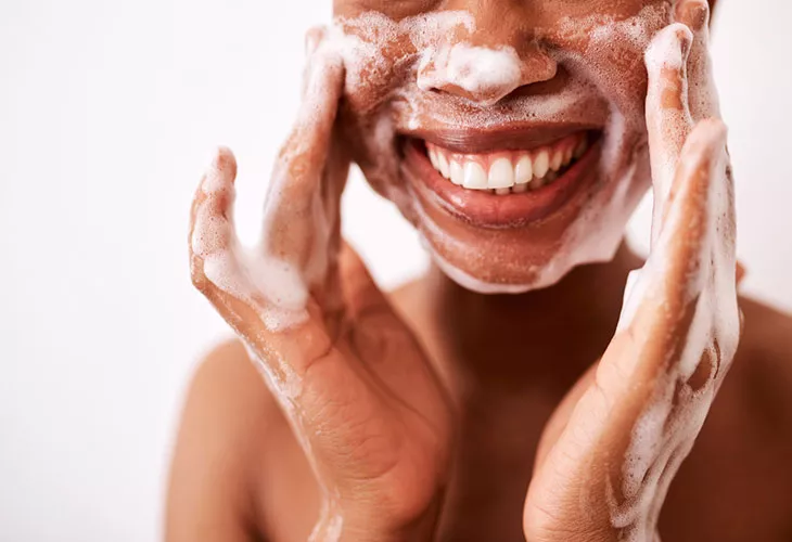 Mikrobiomi pysyy kunnossa, kun ihoa ei pestä liikaa. 