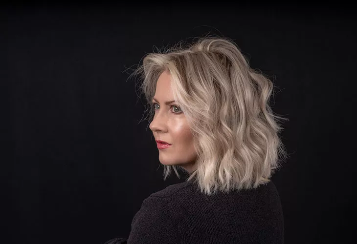 Hiusvärit 2020 inspiroituvat viileistä sävyistä. Kuvassa vaaleatukkainen nainen. 