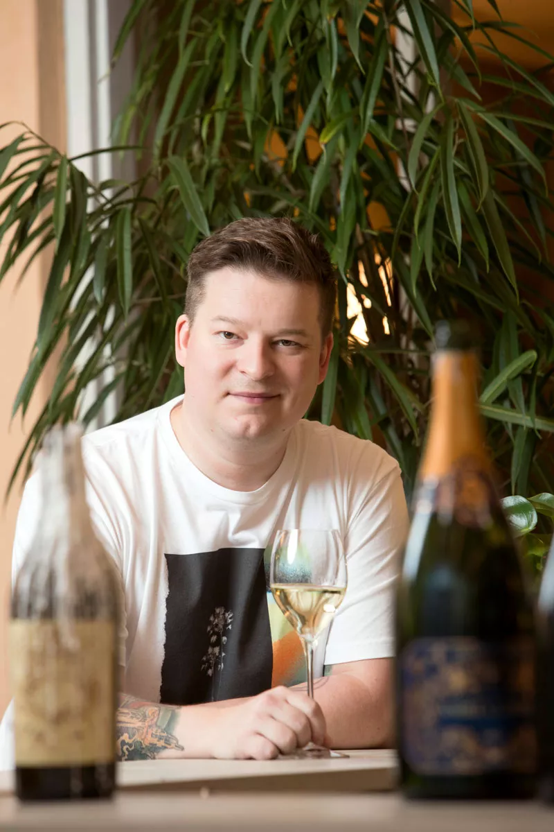 Mitkä ovat parhaat glögit 2020? Annan viiniasiantuntija Ilkka Sirén rakastaa glögiä, kunhan takana on pitkä lenkki rapsakassa ulkoilmassa.
