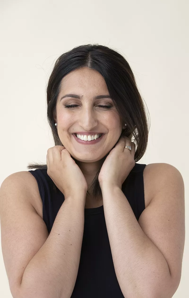 Hymyily on Nasima Razmyarin selviytymisstrategia: hän uskoo, että asiat etenevät parhaiten hyvän kautta.