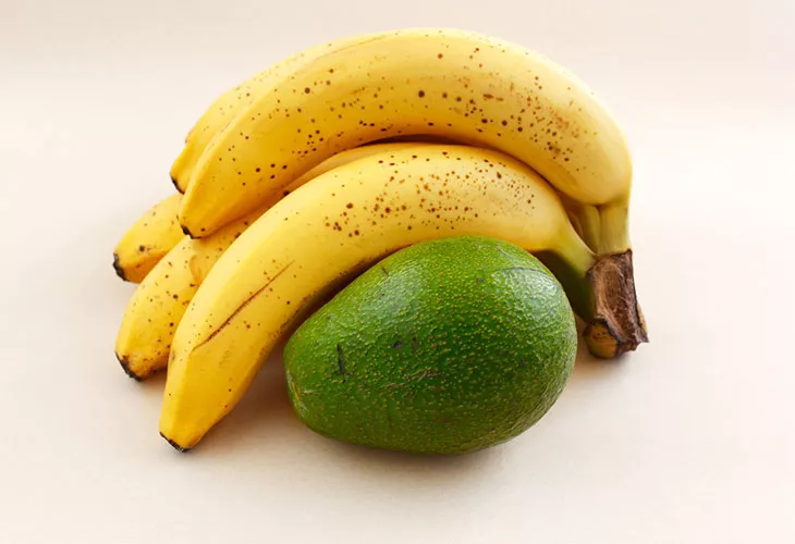 Avokadon kypsytys onnistuu banaanin avulla. Kuvassa banaaniterttu ja avokado. 