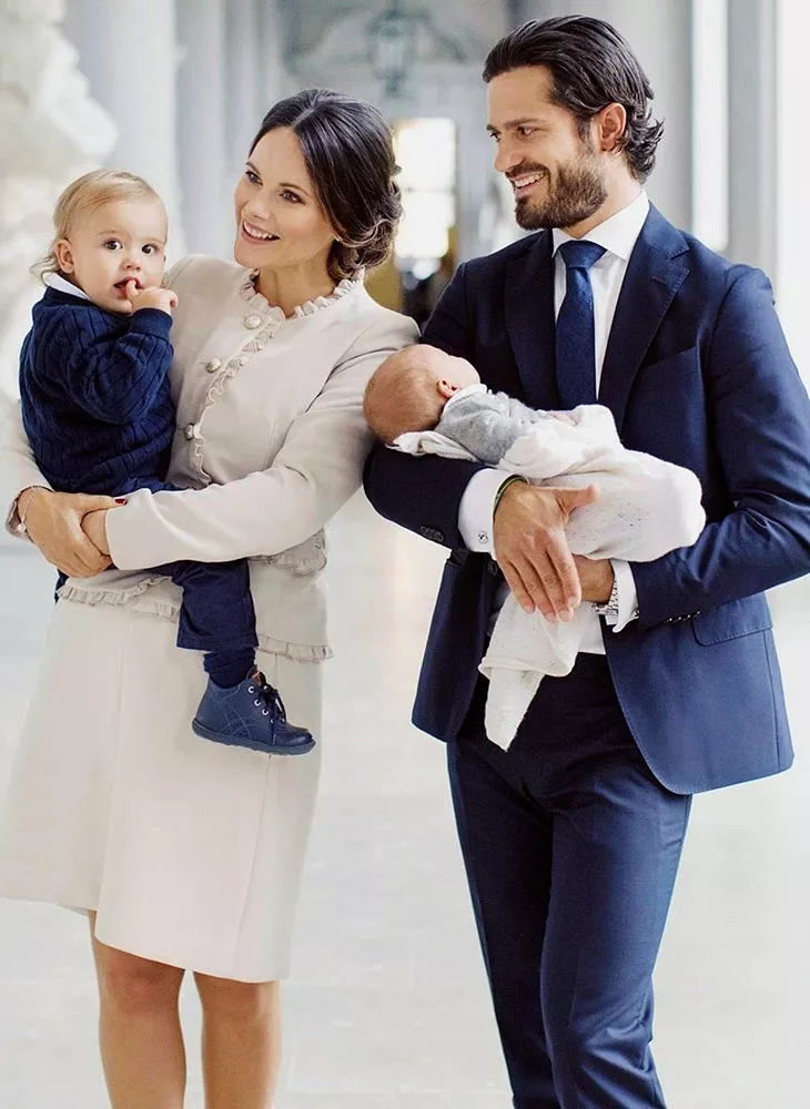 Kuvassa prinssi Carl Philip ja prinsessa Sofia lapsineen. 
