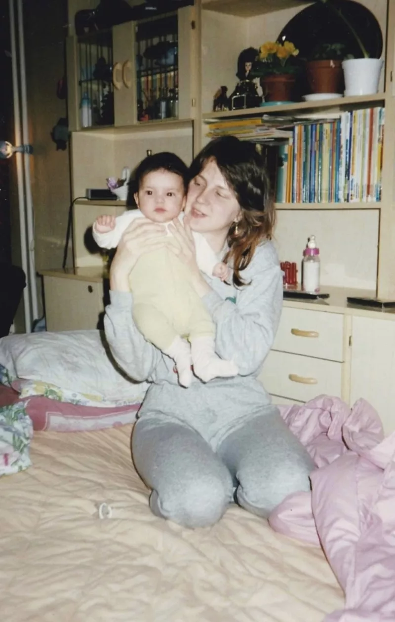 Sara Chafak ja Marja-äiti vuonna 1990.