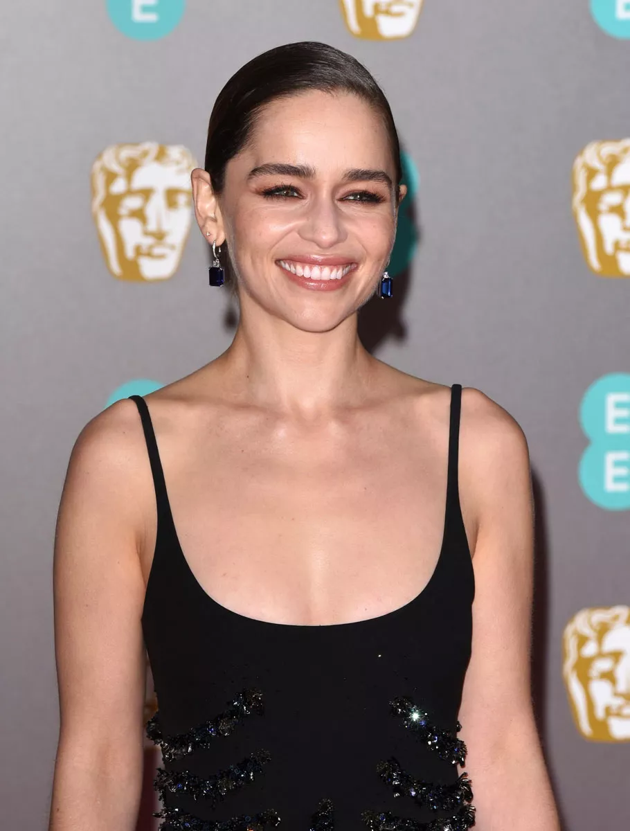Näyttelijä Emilia Clarken vesikampaus pukee erityisesti pieniä kasvoja, mutta sopii kaikille iästä ja hiusten pituudesta riippumatta.