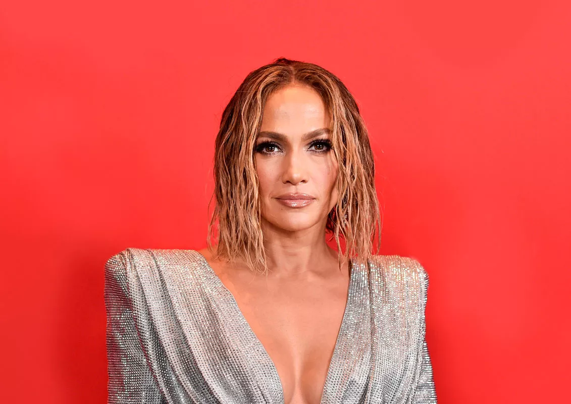 Laulaja ja näyttelijä Jennifer Lopez on yhdistänyt keskijakauksen kiharaiseen polkkaan.