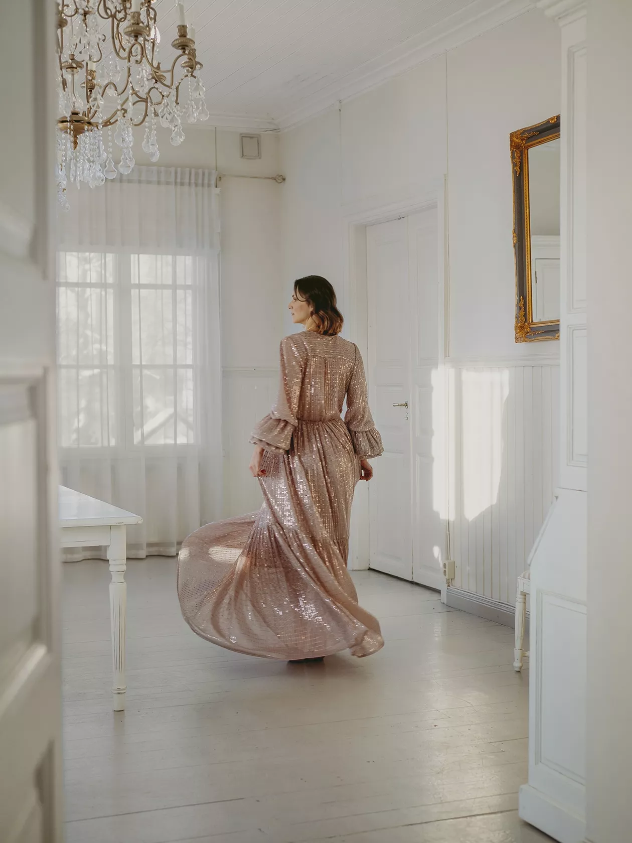 Kevään mekkomuoti 2021. Hennon vaaleanpunaisen mekon kangas kiiltelee upeasti, 890 e, Katri Niskanen.