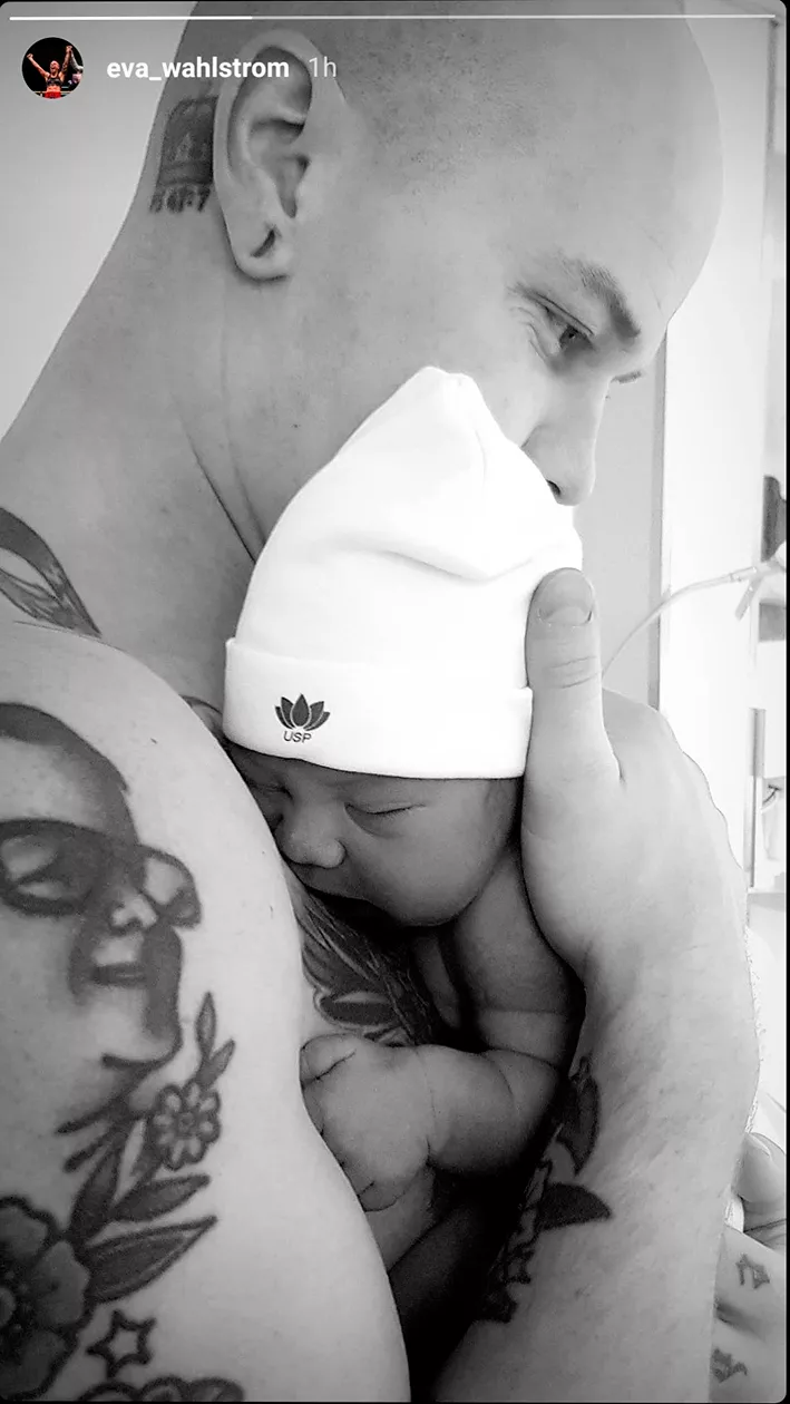 Screenshot Eva Wahltsrömin Instagram-tarinasta, jossa Niklas pitelee vauvaa sylissään.