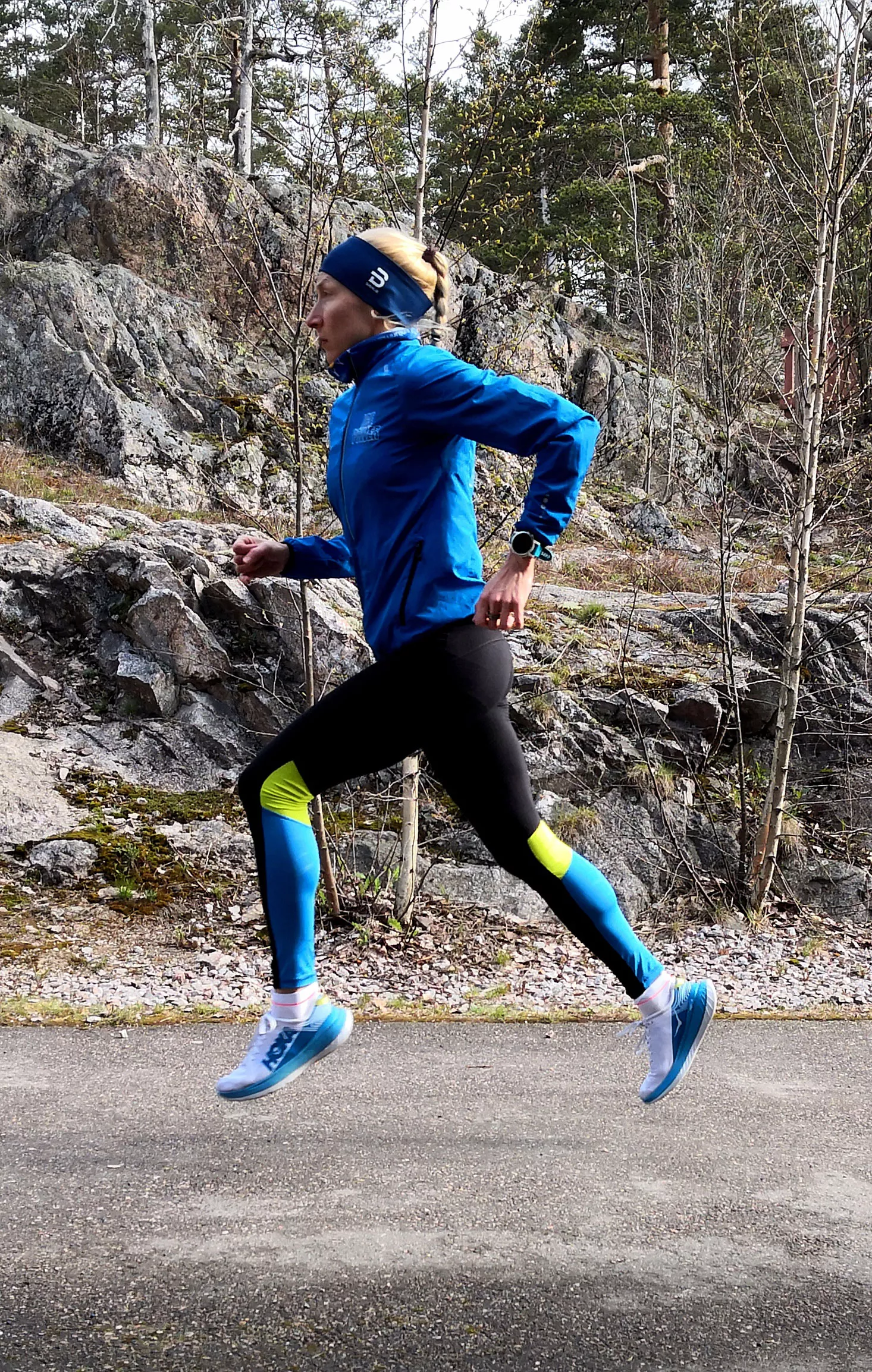 Juoksuohjelman 10 km matkalle laatinut juoksuvalmentaja Minna Syvälä lenkillä