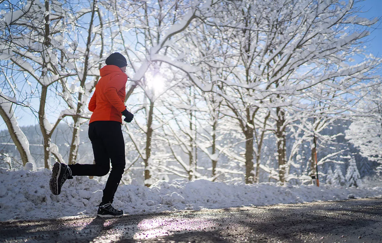 Kurkkukipu juostessa voi pahentua talvisin, henkilö juoksemassa talvella.
