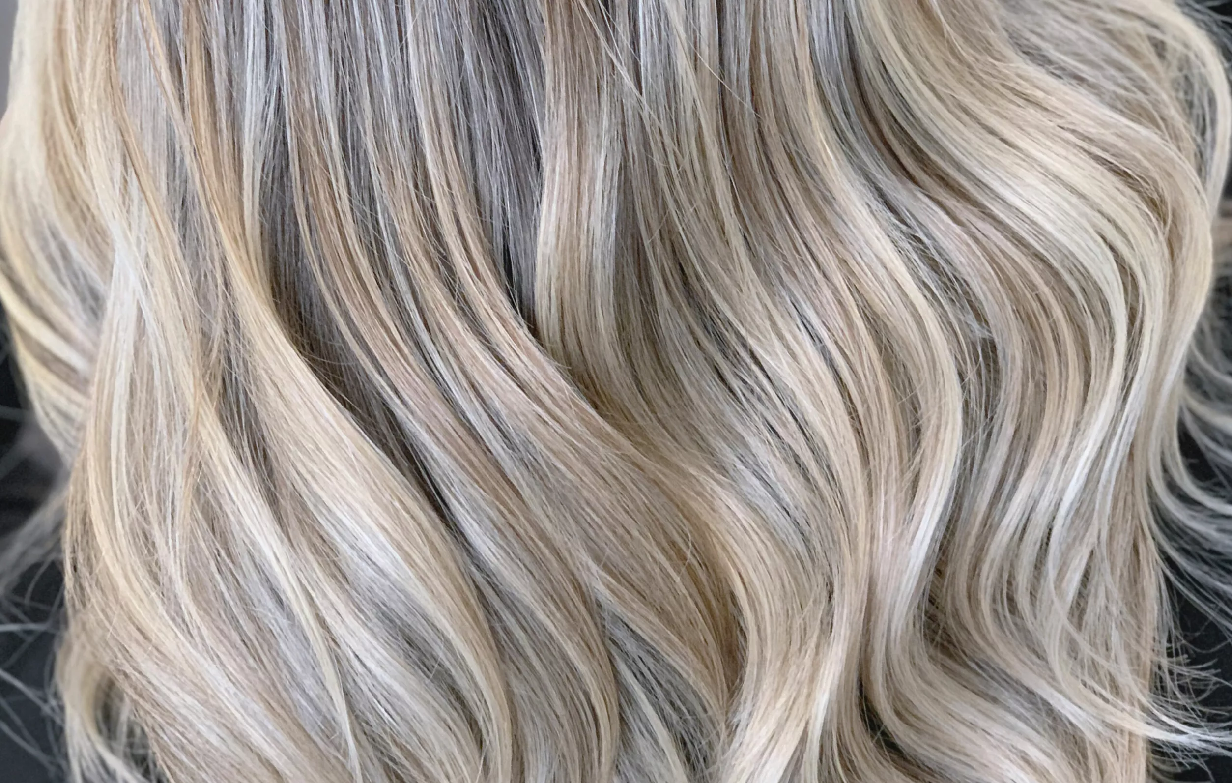Olaplex tai muu hiusten tehohoito auttaa erityisesti vaalennuksissa. Kuvassa vaaleat hiukset.