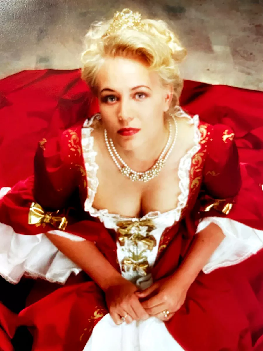 Taidemaalari Johanna Oras vuonna 1994 yllään punainen tilaustyönä teetetty iltapuku. 