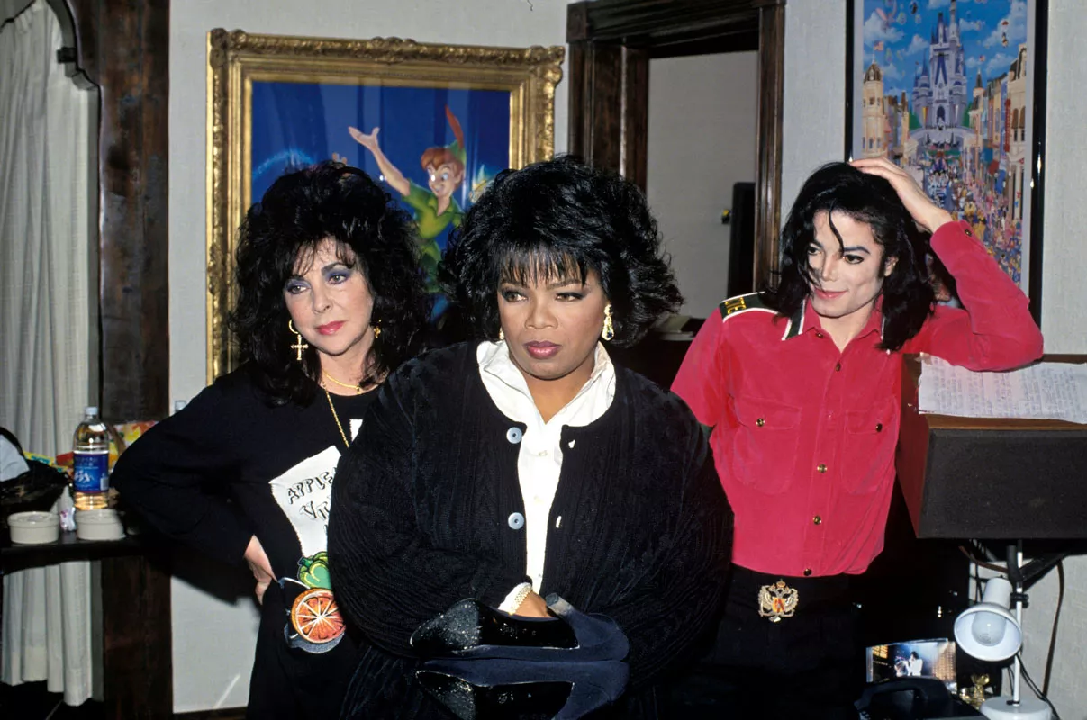 Oprah (keskellä) valmistautuu haastatteluun Elizabeth Taylorin ja Michael Jacksonin kanssa.