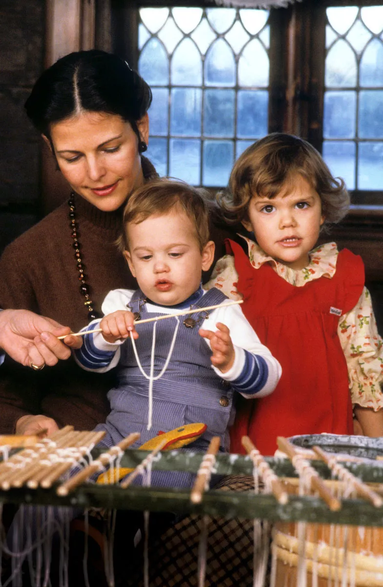 Kuningatar Silvia ja lapset Carl Philip ja Victoria jouluna 1980.