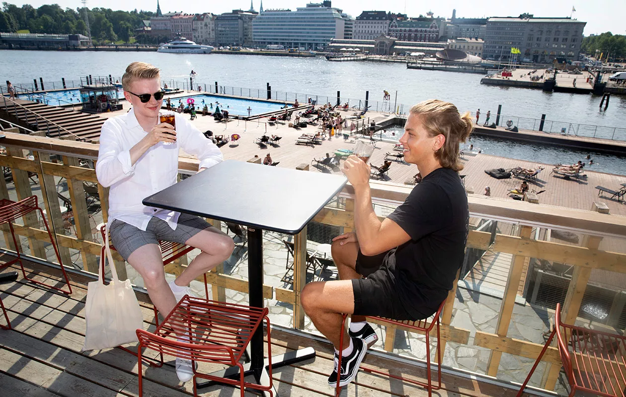 – Käymme täällä usein töiden jälkeen yhdellä, Elmo Eklund (vas.) ja Valtteri Juvonen kertovat Allas Sea Poolin kattoterassilla Helsingissä.