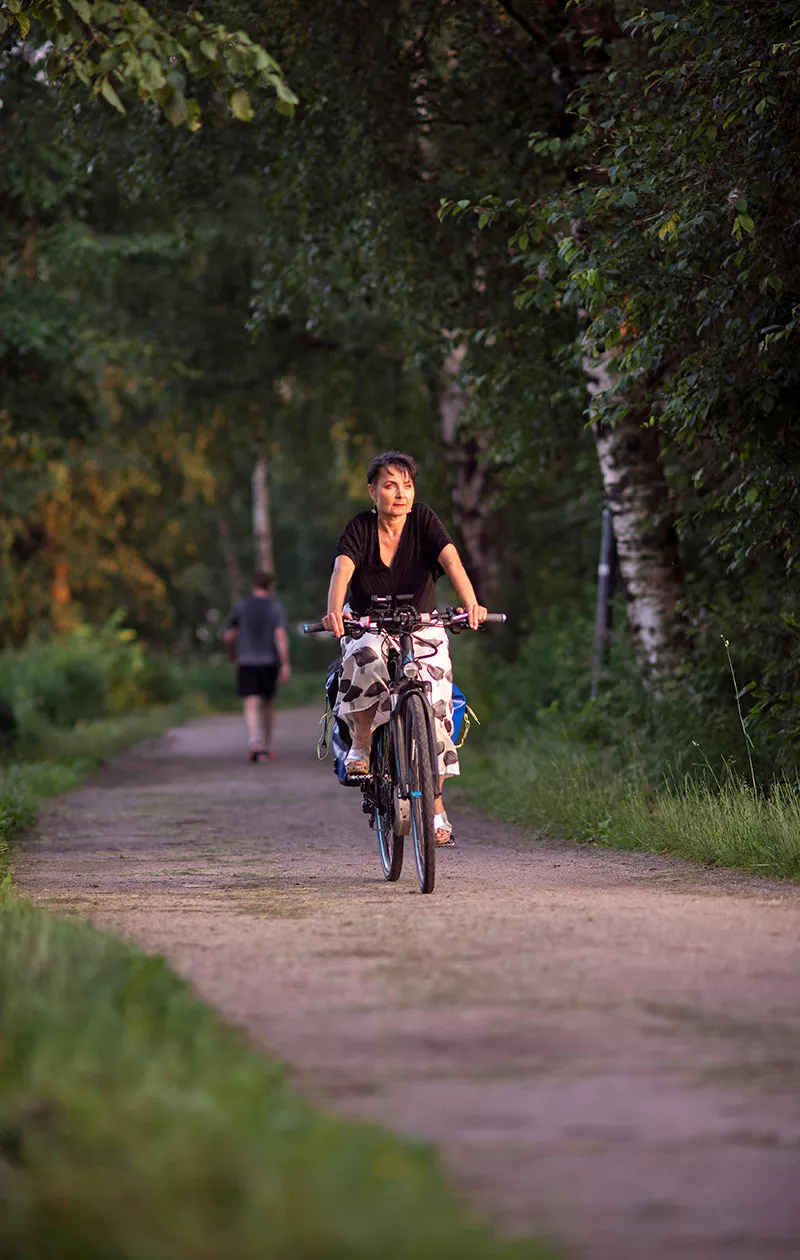Sonja Koski pyöräilee.