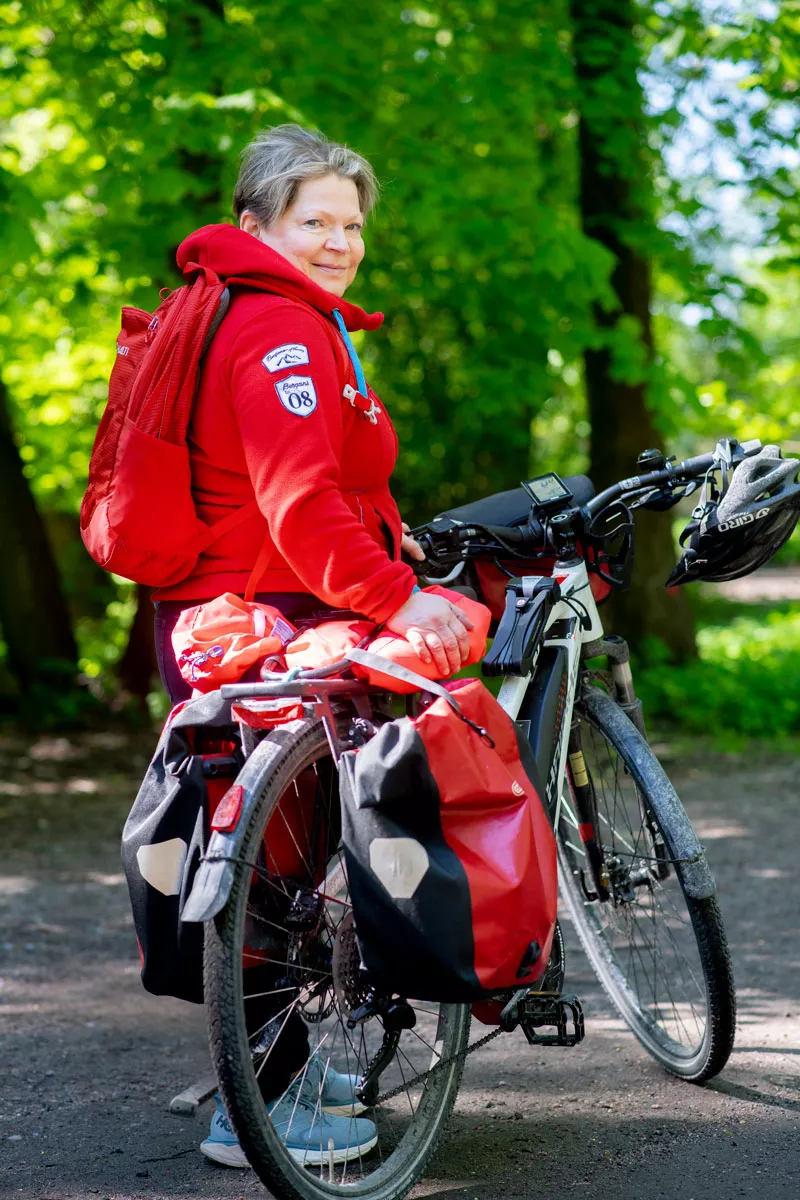 Asiantuntijayrittäjä Pirjo Räsänen retkeilee nykyään sähköpyörällä. 
