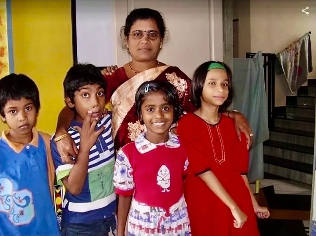 Shital Niemi yhdessä lastenkodin lasten ja opettajan kanssa Intiassa vuonna 2007.