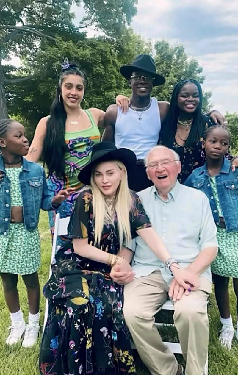 Madonna perheensä ympäröimänä.