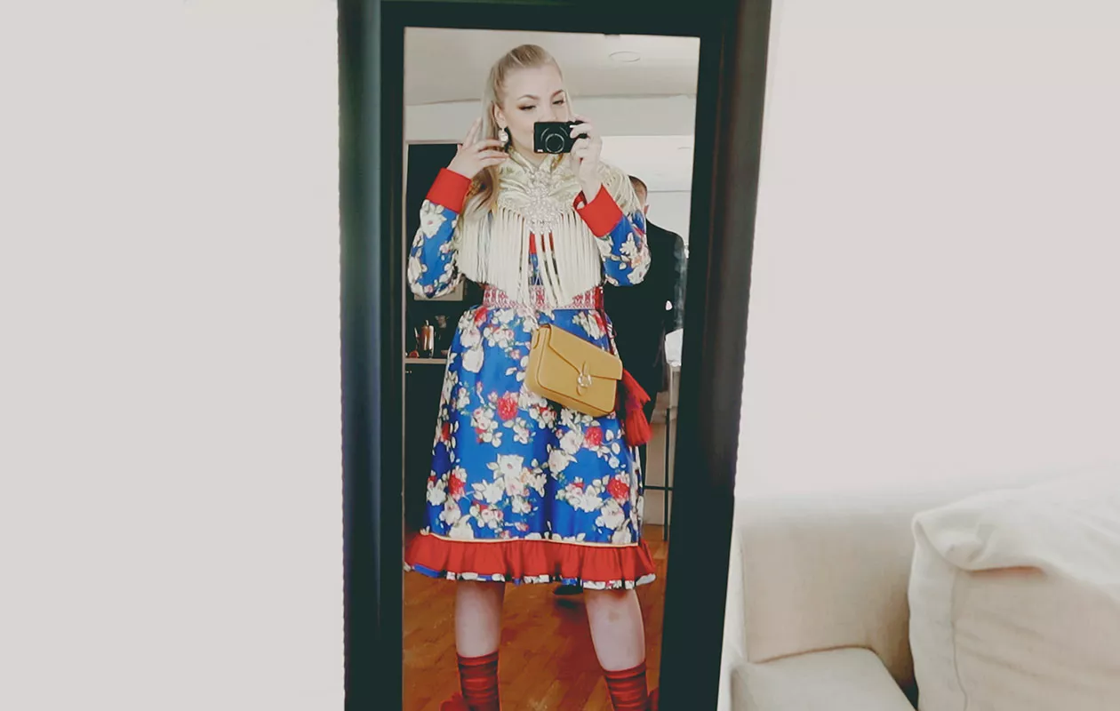 Miisa Nuorgam yllään perinteinen saamenpuku.