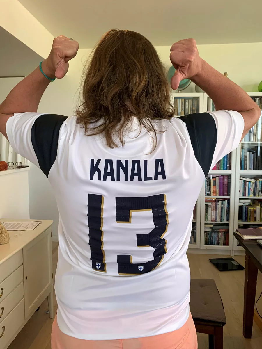 Kari Kanala pelipaidassa, jonka selässä lukee "Kanala 13".