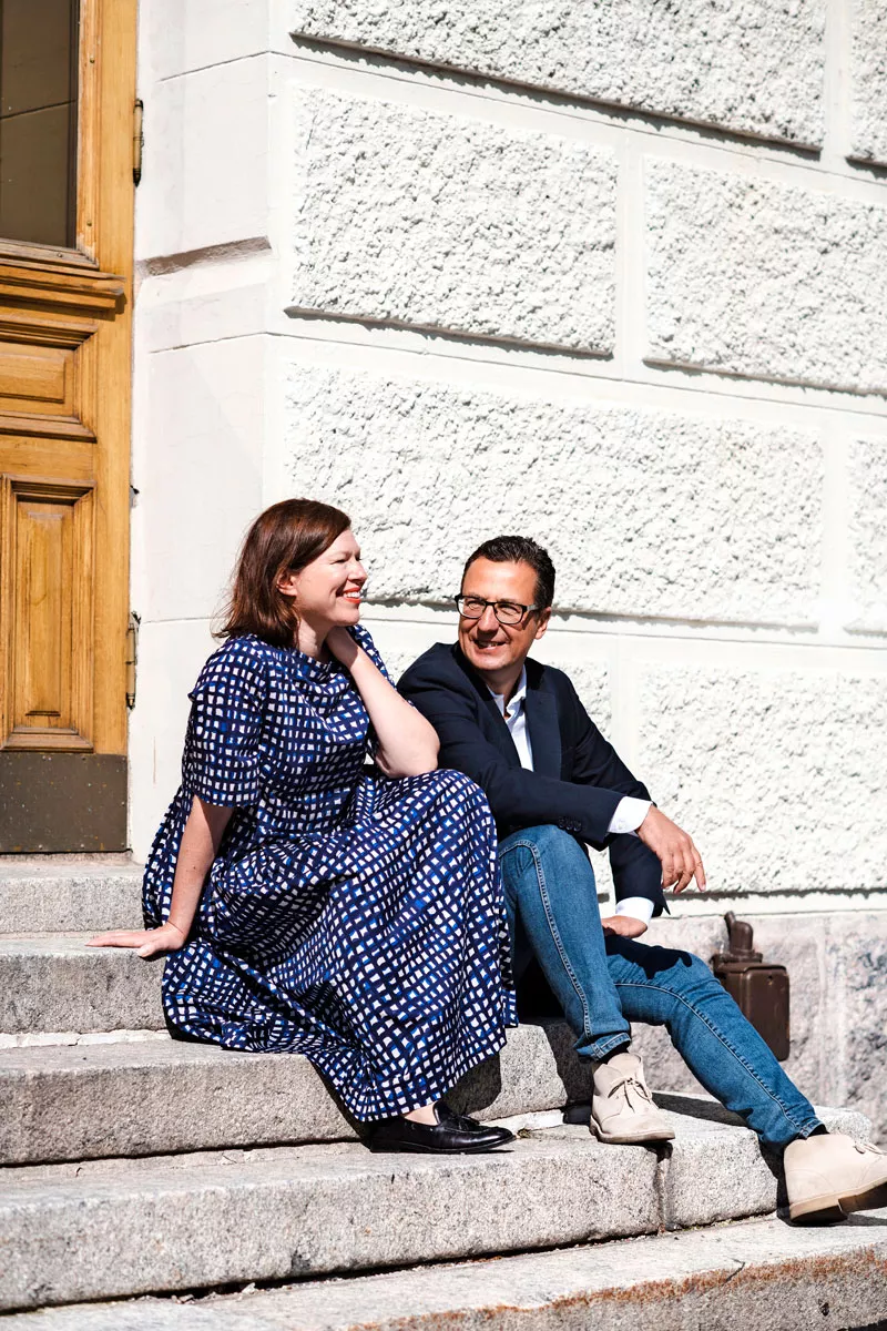 Anni Sinnemäki ja Anton Montin istuvat portailla. 