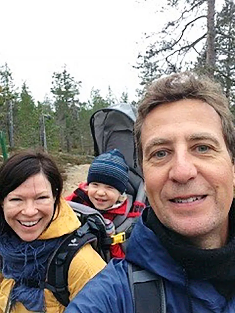 Anni Sinnemäki, poika Rufus ja puoliso Anton metsäretkellä Pohjois-Suomessa vuonna 2015. 