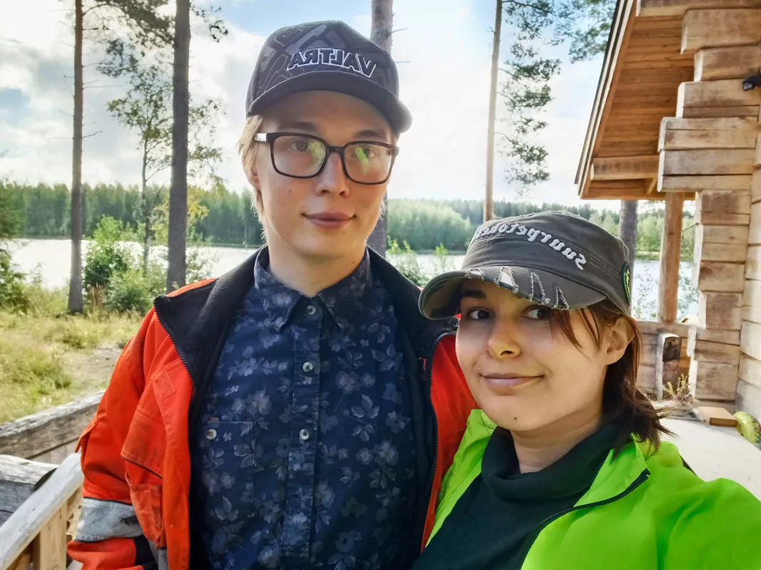 Liana Linvik poikaystävänsä Samin kanssa Kuusamossa mökkeilemässä. 