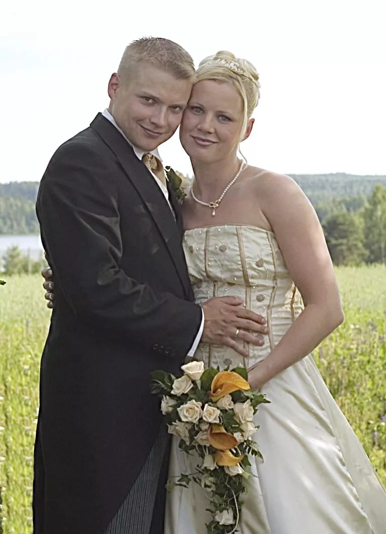 Mira ja Henkka menivät naimisiin kuumana kesäpäivänä vuonna 2005.