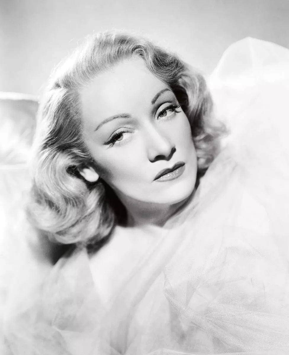 1930-luvulla kopioitiin Marlene Dietrichin ohueksi nypittyjä kulmia.