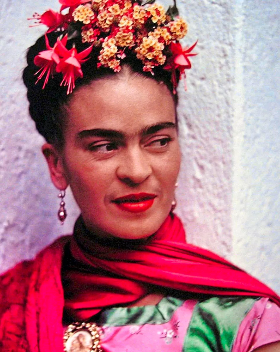 Tuuheat kulmakarvat olivat meksikolaisen taiteilija Frida Kahlon tavaramerkki.