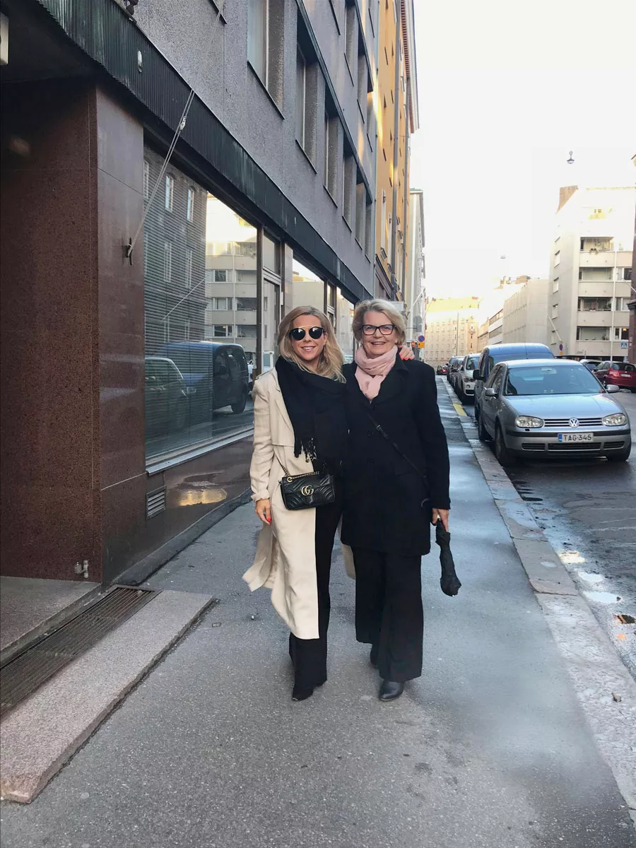 Krista ja Lisbeth-äiti Helsingissä matkalla teatteriin.