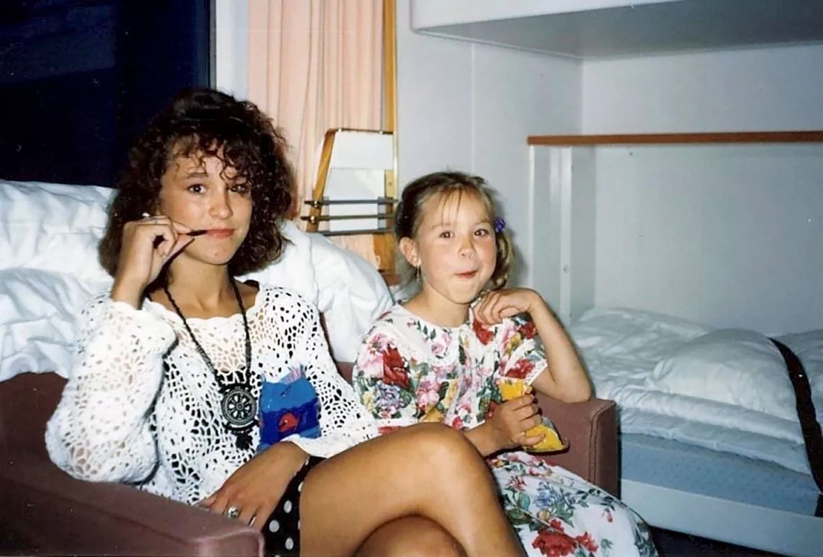 Siskokset ruotsinlaivalla 1990-luvulla. Ida on kuvassa noin 5-vuotias ja Ellen 14-vuotias.