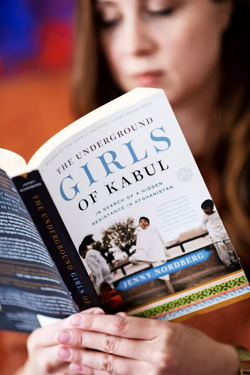 Nelli Mikkola lukee kirjaa Girls of Kabul.