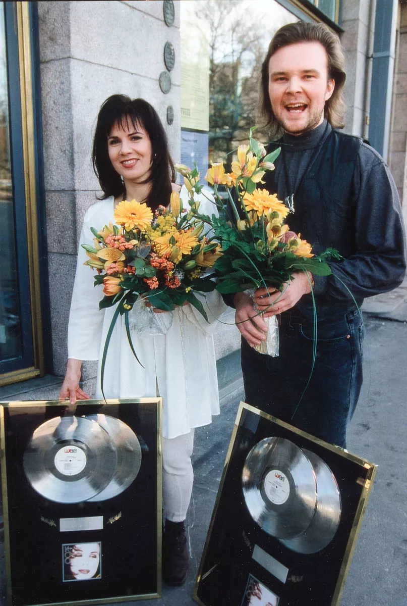 Kaija ja Markku juhlivat, kun Tuulten viemää -albumi saavutti tuplaplatinaa vuonna 1995.