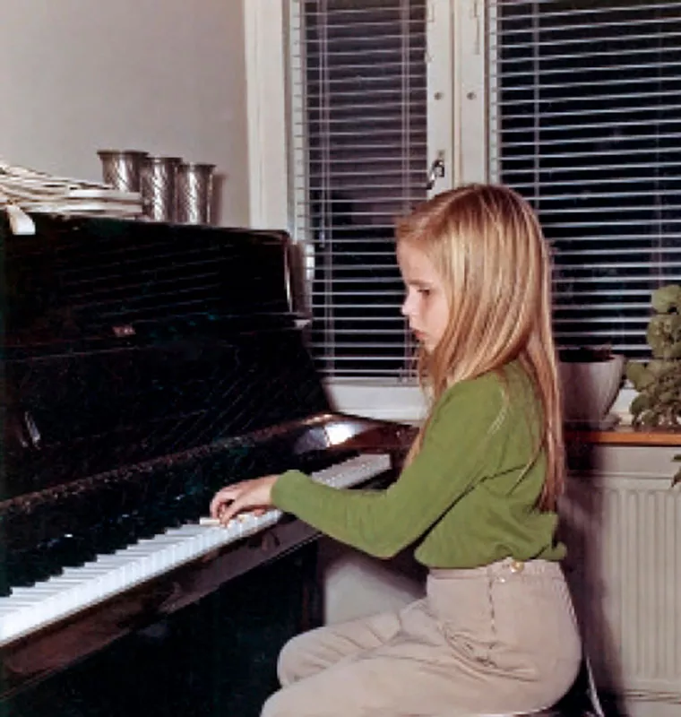 Kaija alkoi opiskella pianonsoittoa seitsemänvuotiaana.