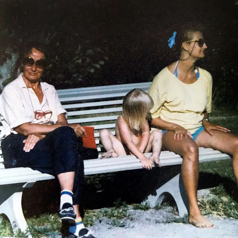 Pikkuinen Niina Backman isoäitinsä näyttelijä Marja Korhosen ja tätinsä näyttelijä Heidi Heralan kanssa. – Heidän ansiostaan rakastan teatteria.