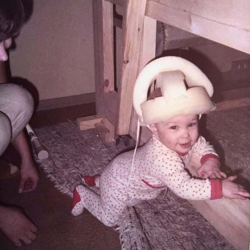 Niina Backman oli touhukas lapsi. Äiti teki hänelle itse suojakypärän.