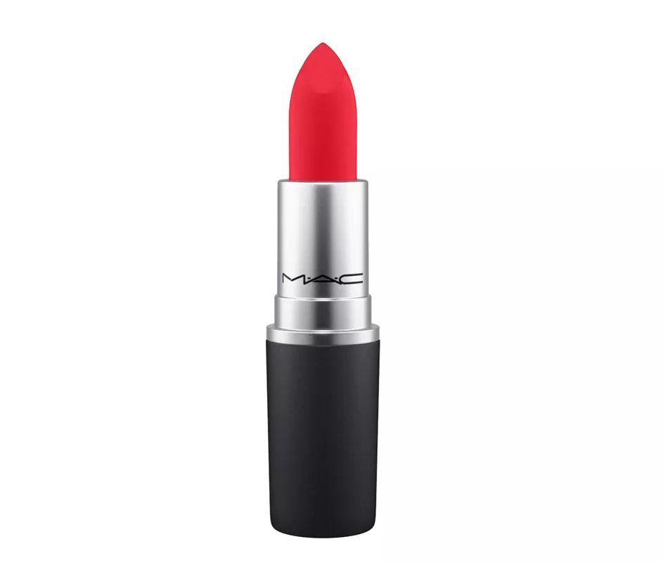 MAC Powder Kiss Lipstick on hoitavia puuteripigmenttejä sisältävä puna, joka kosteuttaa huulia, sävy Lasting Passion, 24 e. 