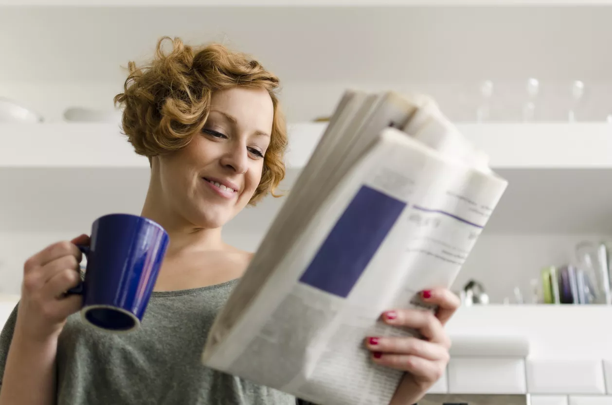 Aamulla luetaan sanomalehti kahvin kera.