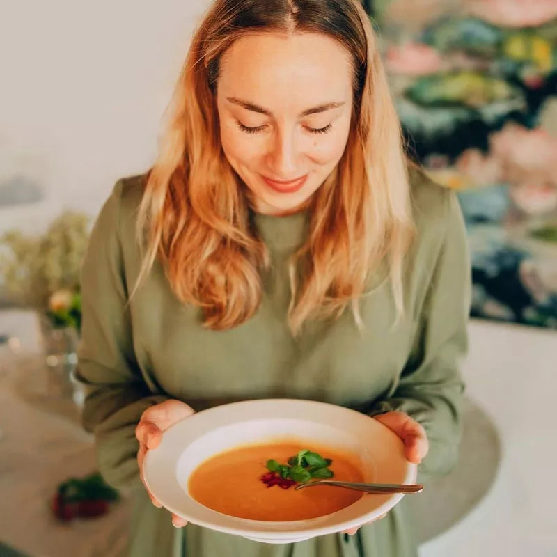 Anni Hautalalla on Instagramissa yli 215 000 seuraajaa. Hän julkaisee siellä torstaisin kokkausvideoita nopeista ja helpoista arkiruoista. – Kyse ei ole kaupallisesta yhteistyöstä, vaan teen niitä omaksi ilokseni, jotta jengi saisi viikonlopun aterioihinsa uusia ideoita, Anni sanoo.