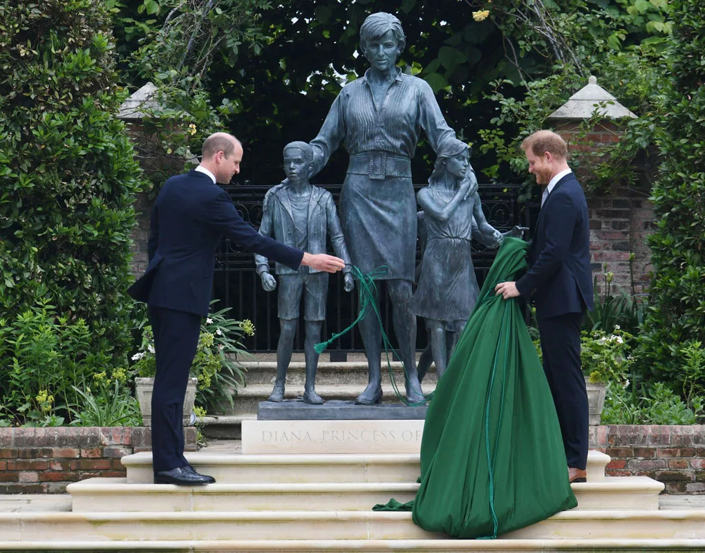 Walesin prinsessa Dianasta tehty muistopatsas paljastettiin Kensingtonin palatsissa 1. heinäkuuta, jolloin Diana olisi täyttänyt 60 vuotta. Nykyään harvoin yhdessä nähdyt William ja Harry olivat läsnä pienimuotoisessa tilaisuudessa.