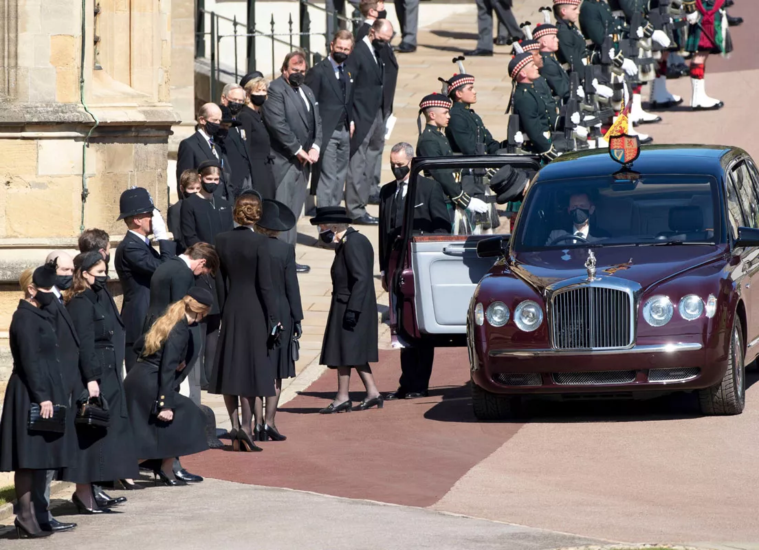Huhtikuussa koko Iso-Britannia hiljentyi seuraamaan kuningatar Elisabetia tämän saapuessa puolisonsa prinssi Philipin hautajaistilaisuuteen Windsorin linnan kappeliin.