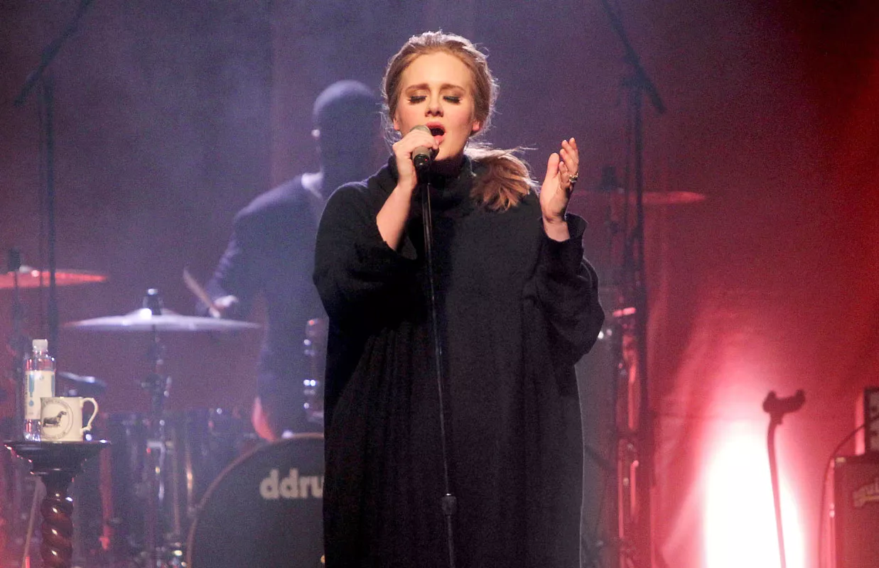 Adele konserttikier­tueella Saksassa vuonna 2011. Samana vuonna hän julkaisi toisen albuminsa 21.