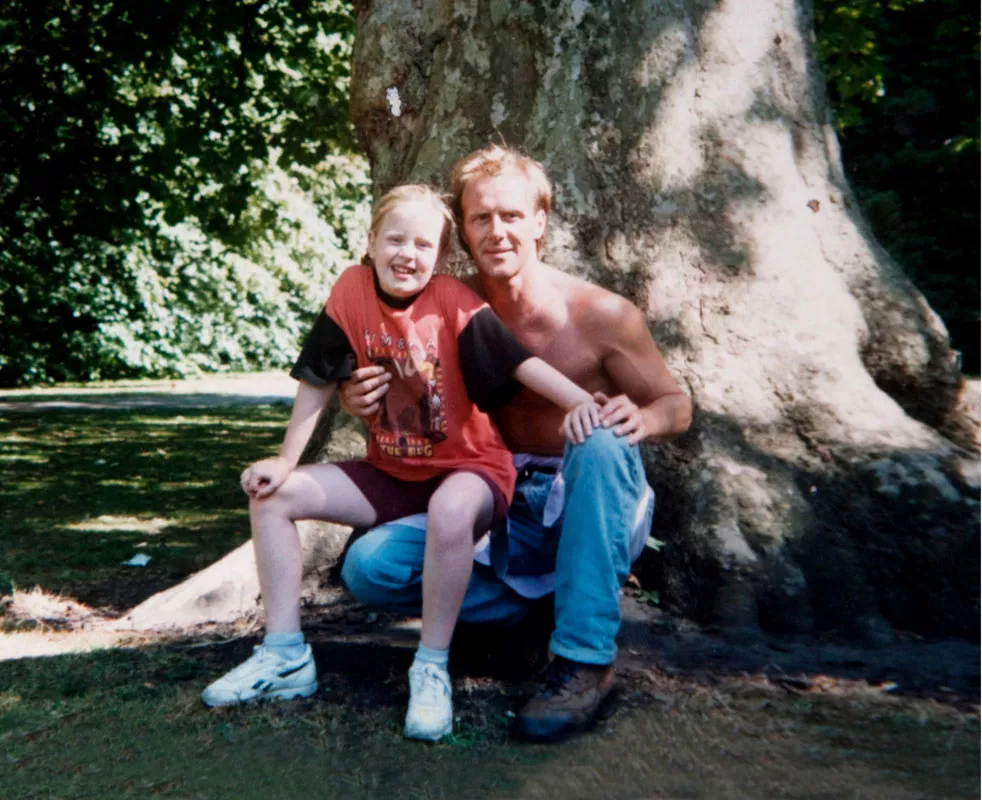 Adele 11-vuo­tiaana isänsä Mark Evansin kanssa. Isä ja tytär tapailivat harvakseltaan.
