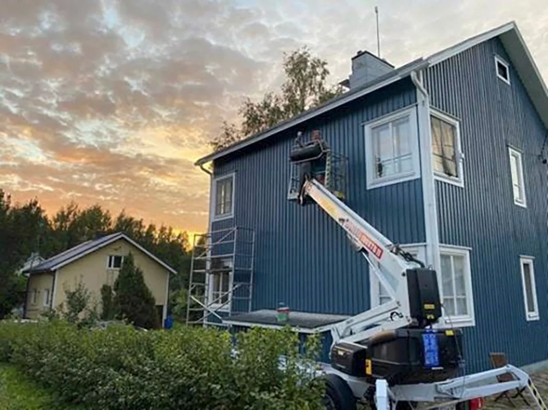 ”Ostimme kesällä 2019 vanhan puutalon Lohjan Hiidensalmelta. Tässä kuvassa maalaan taloa elokuussa 2020.”