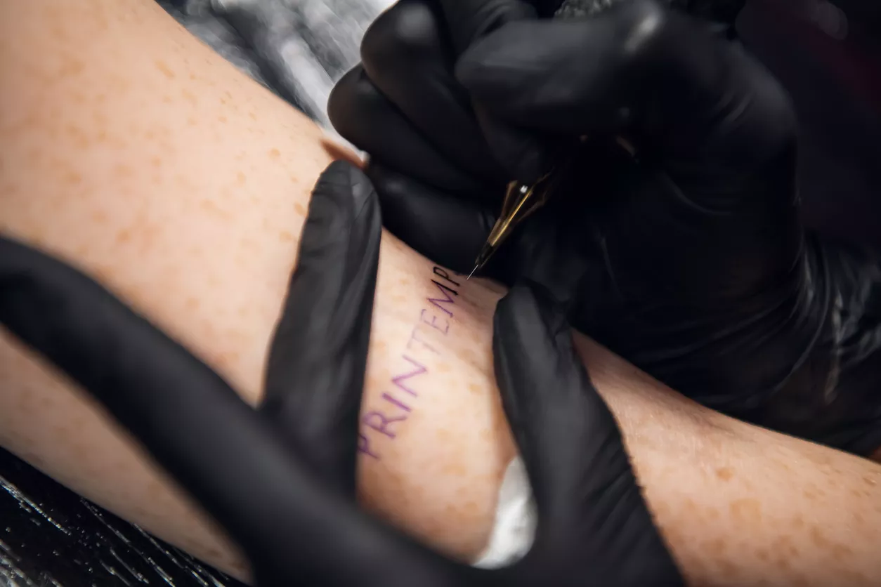 Yksittäinen sana stickk and poke -menetelmällä on 2020-luvulle leimallinen tatuointi.