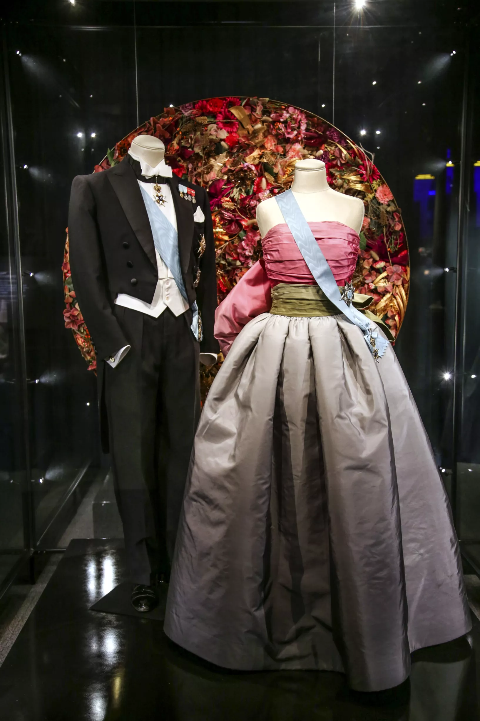 Nobel-museossa on esillä pukujen lisäksi juhlakat­tauksia. 