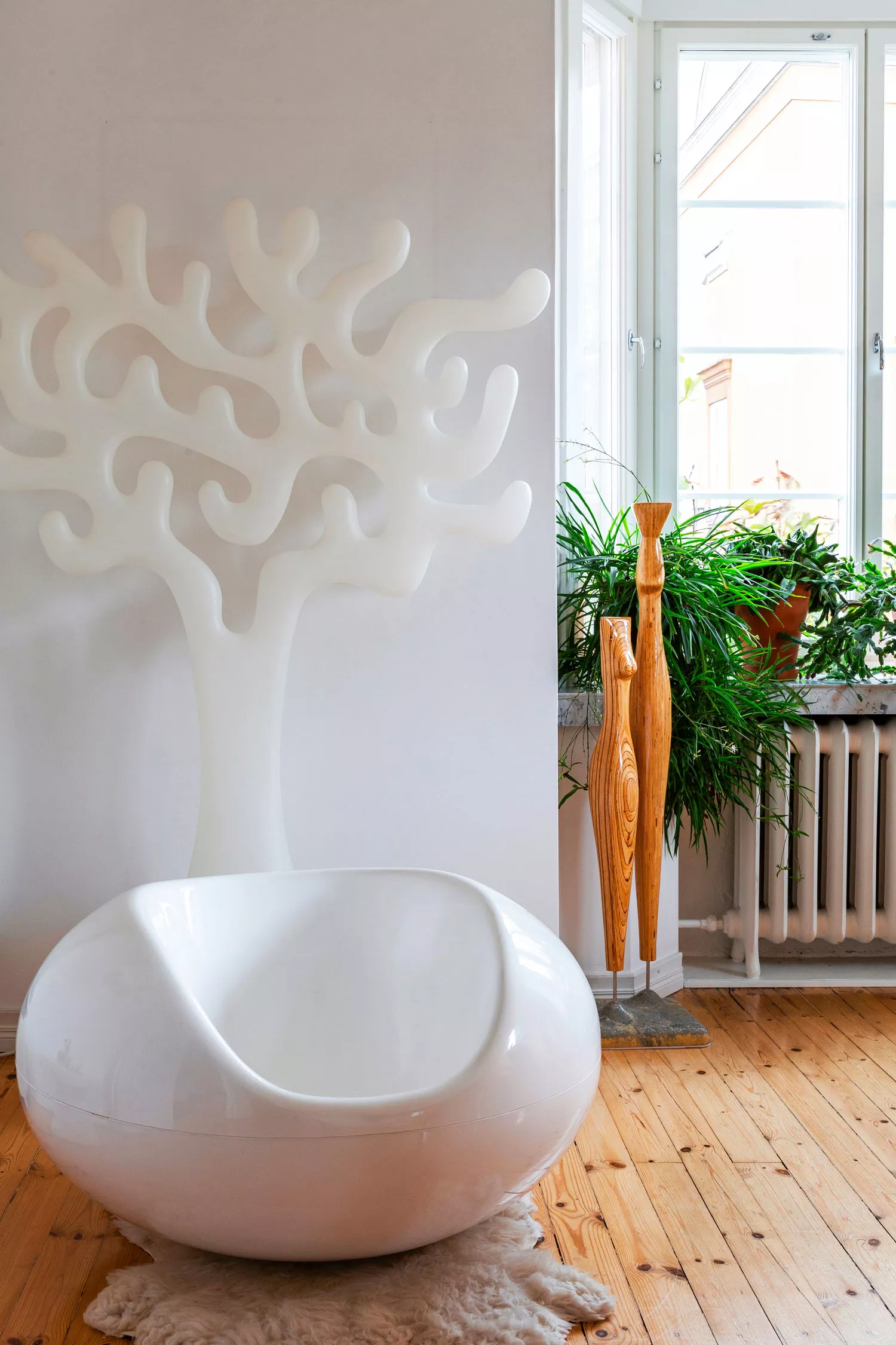 Virpi ihailee Eero Aarnion designia. Pastilli-tuoli ja tilanjakaja ovat kodin ainoat valkoiset kalusteet.