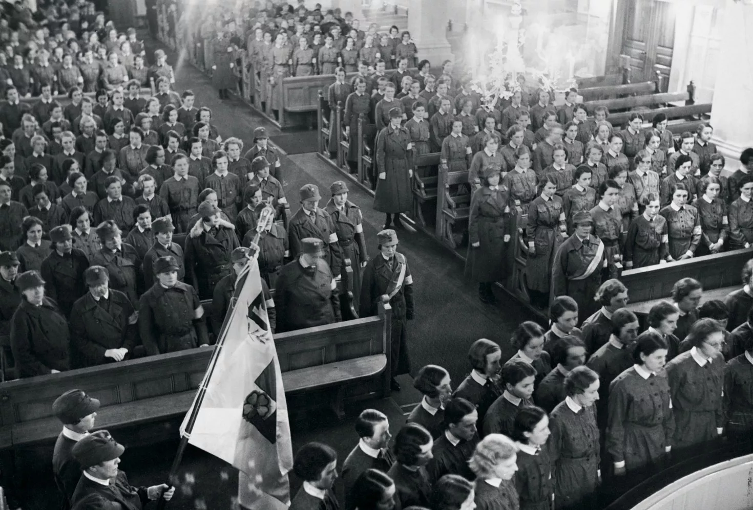 Nuoret naiset antavat lottalupauksensa kirkossa vuonna 1925.