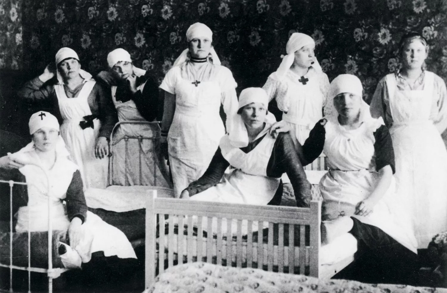 Myös naiset osallistuivat sisällissotaan. Kuvassa punaisten hoitotehtävissä olleita naisia.